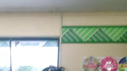 ស្រស់ស្អាតនៅអាស៊ី fucked បិទឡើង