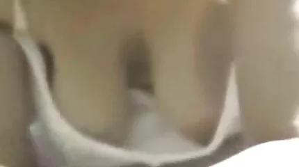 ដាំប្រហែលនៅក្នុង cunt នៃ MILF tanned មួយ។