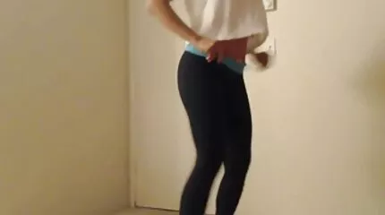 Blowjob ពីក្មេងស្រីរុស្ស៊ីមិនបានចាកចេញពីមិត្តរួមក្រុមព្រងើយកណ្តើយ