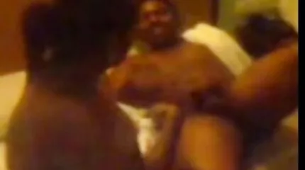 Blowjob ក្នុងជើងក្រហមស្រូបសេចក្តីថ្លៃថ្នូរជល់មាន់មិត្តប្រុសរបស់