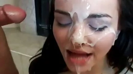 Busty cocksucker និងលា licking មាន blowjob ឃោរឃៅ។