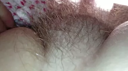 តារាបង្ហាញម៉ូត fucked នៅទីក្រុងប៉ារីសនៅលើផ្ទៃខាងក្រោយនៃ Eiffel Tower ដែល