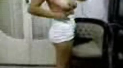 ដែលជាគ្រូបង្វឹកខ្មៅ Fucking Busty នាយកដ្ឋាន Doggy រចនាប័ទ្មនិងទទួលបាន blowjob