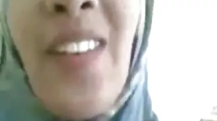 អ្នកទារខ្មៅប្រពន្ធ fuck ក្នុងជល់មាន់ពីរសម្រាប់បំណុលប្តី