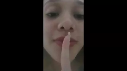 ទារកស្ដើងម្រាមដៃកោរ pussy ជាមួយម្រាមដៃនៅលើ couch នេះ