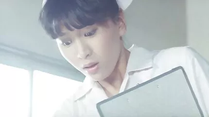 ថៅកែសង្ហានៅក្នុងការចរចា fucked ក្នុងផងដរជាមួយដៃគូ