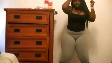Stepmom ចាស់ទុំ fucked នៅក្នុងការងារដោយ stepson និងមិត្តភក្តិរបស់គាត់